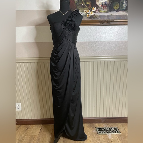 Adrianna Papell Boutique Evening Black Ones
Shoulder Column Gown size 10 - Picture 15 of 15